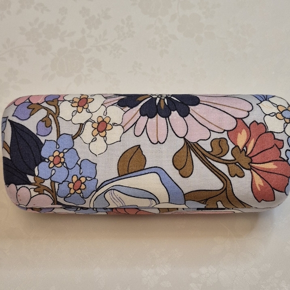 Vera Bradley Accessories - Vera Bradley ✨️HOST PICK Eye Glass Sunglass Hard Clamshell Case Retired Floral